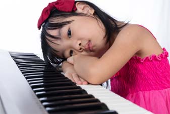 【画像】ピアノ練習がつまらない少女