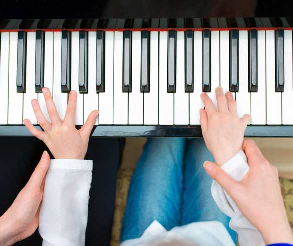 【画像】先生にピアノ指導を受ける生徒
