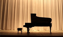 【画像】演奏前のグランドピアノ