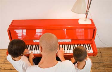 【画像】ピアノのを教える先生と生徒