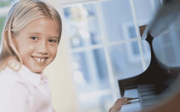 【画像】ピアノを練習する少女