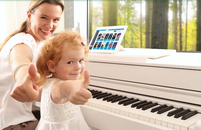 【画像】ピアノのを教える先生と生徒